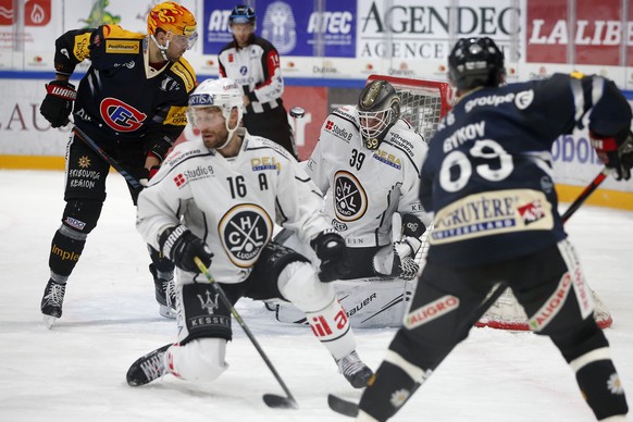 Luganos Torhueter Sandro Zurkirchen und Taylor Chorney, Mitte, wehren einen Angriff von Fribourgs Andrei Bykov, vorne, und Fribourgs Topscorer Viktor Stalberg, hinten, ab, im Eishockey Meisterschaftss ...