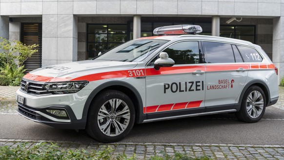 Der Schriftzug der Polizei auf einem Auto der Polizei Basel-Landschaft in Liestal, am Dienstag, 7. September 2021. (KEYSTONE/Georgios Kefalas)