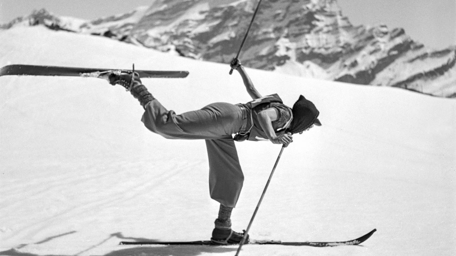 Skiakrobatik anno 1939 mit Telemarkbindung im Skigebiet von Villars-Bretaye, Kanton Waadt. (KEYSTONE/PHOTOPRESS-ARCHIV/Str)
