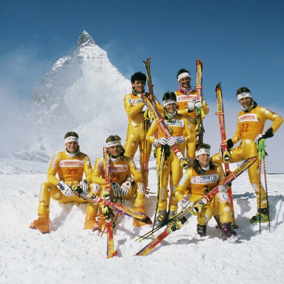 Die Schweizer Alpinskifahrer Urs Lehmann, Franco Cavegn, Patrick Staub, Gaby Zingre, Marco Hangl, Corinne Rey-Bellet und Heinrich Rupp, von links nach rechts, posieren im Jahr 1994 vor dem Matterhorn  ...