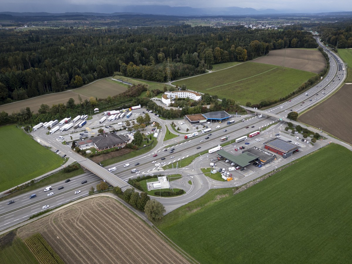 Fahrzeuge werden auf der Autobahn A1 Bern-Nord, Abschnitt Wankdorf-Schoenbuehl, fotografiert zwischen der Raststaette Grauholz, am Donnerstag, 3. Oktober 2024 nahe bei Bern. Am 24. November wird das S ...