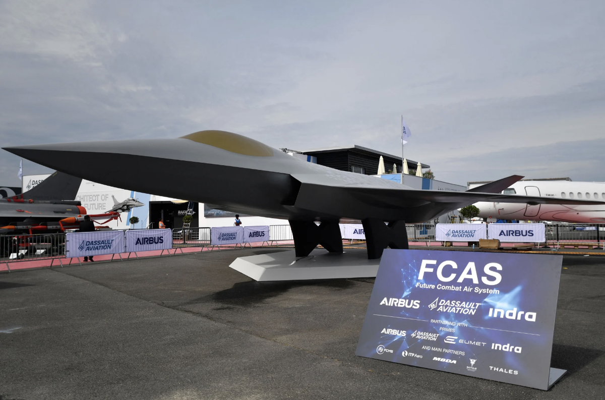 Ein Modell des geplanten Future Combat Air System (FCAS) an der Luftfahrtmesse in Paris–Le Bourget.
