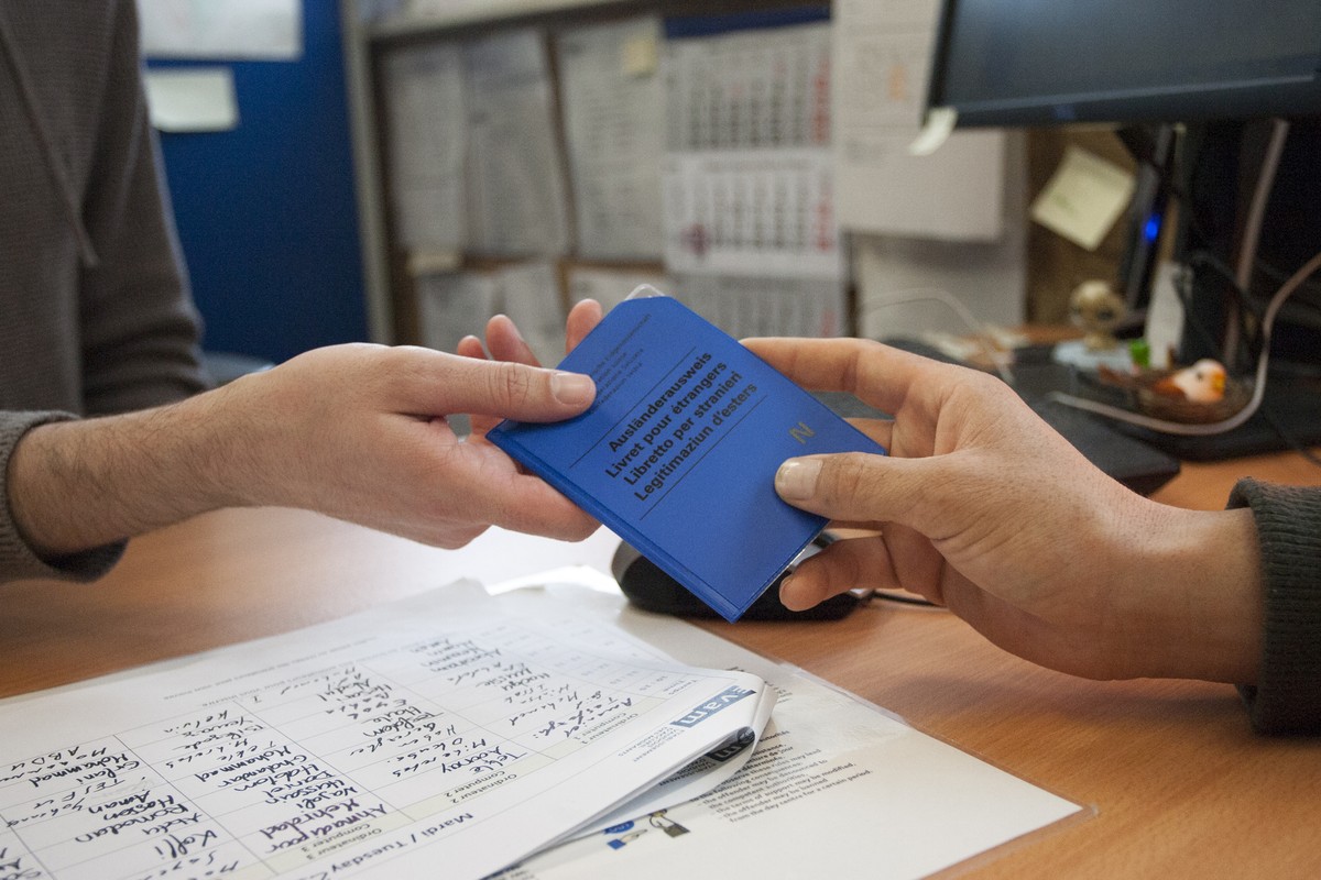 ARCHIVBILD - ZUM THEMA ASYLGESETZ AENDERUNG AN DER SOMMERSESSION DER EIDGENOESSISCHEN RAETE AM MITTWOCH, 12. JUNI 2019, STELLEN WIR IHNEN FOLGENDES BILDMATERIAL ZUR VERFUEGUNG - An asylum seeker is ha ...
