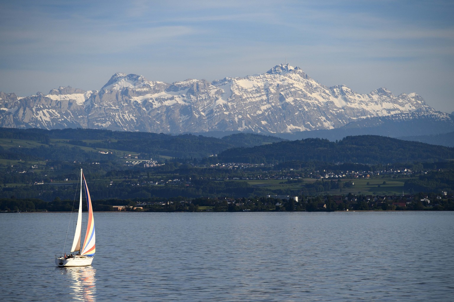 ARCHIV --- Blick auf den Saentis, aufgenommen am Samstag, 21. Mai 2016, bei Romanshorn. Die Stimmberechtigten der Kantone St. Gallen und Thurgau haben am Sonntag, 5. Juni 2016, die Planungskrediten fü ...