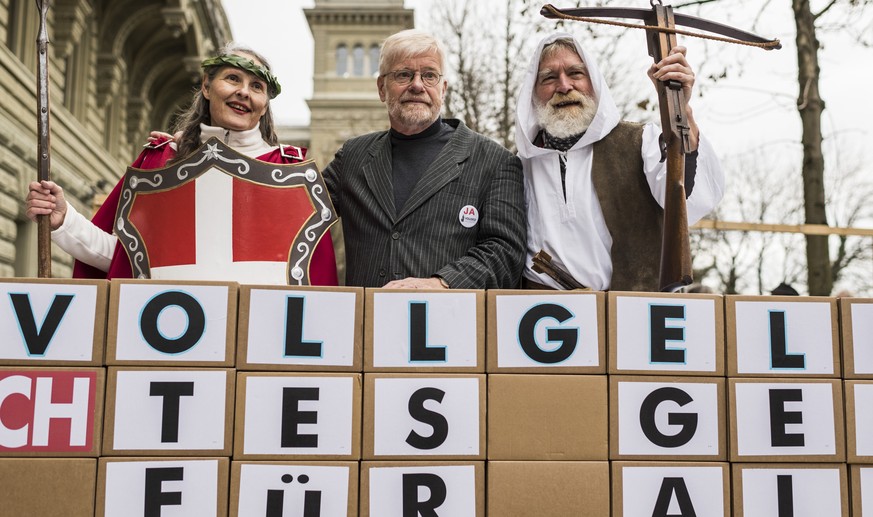 Hansruedi Weber, Praesident des Vereins Monetaere Modernisierung (MoMo), Mitte, zusammen mit als Berufsleute, Willhelm Tell, Helvetia und anderes verkleidete AktivistInnen reichen bei der Bundeskanzle ...