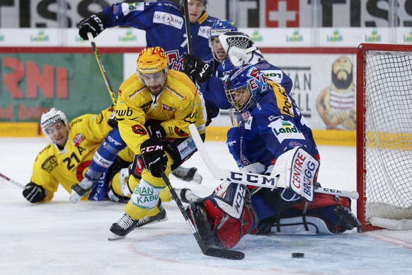 Berns Topscorer Mark Arcobello, links, erzielt das Tor zum 0-1 gegen Biels Goalie Jonas Hiller im Eishockey Meisterschaftsspiel der National League A zwischen dem EHC Biel und dem SC Bern, am Samstag, ...