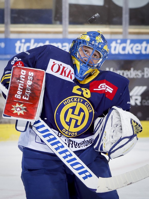 Davos&#039; Goalie Sandro Aeschlimann waehrend dem Meisterschaftsspiel der National League zwischen dem HC Davos und dem HC Lugano, am Freitag, 8. Oktober 2021, im Eisstadion in Davos. (KEYSTONE/Chris ...