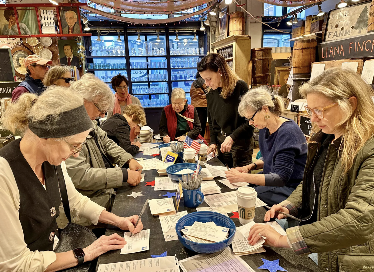 Les démocrates engagés se réunissent lors de fêtes de cartes postales et écrivent à des inconnus pour les motiver à voter.