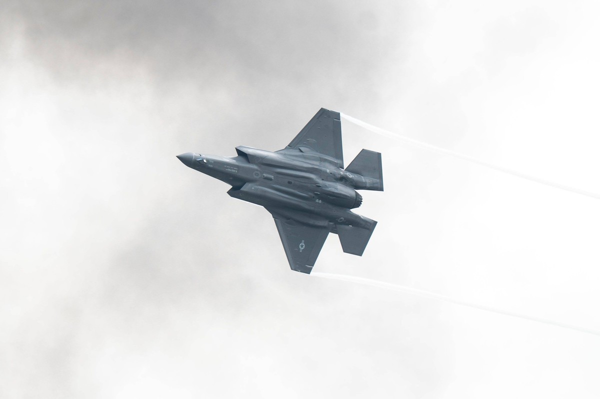 L'avion de démonstration F-35 A de l'US Air Force vole à travers la fumée lors du Field of Flight Air Show &amp; Balloon Festival le vendredi 4 juillet 2025, dans le Michigan.