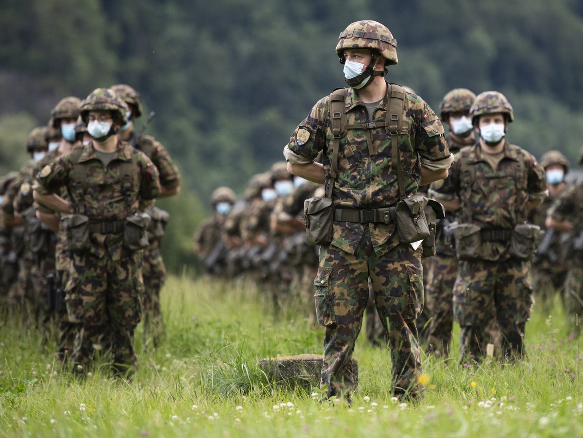 ARCHIVBILD ZUR MELDUNG, DASS ALLE WKS DER ARMEE, DIE KEINEN BEZUG ZUR CORONAVIRUS PANDEMIE AUFWEISEN, BIS ENDE JAHR AUSGESETZT WERDEN, AM MITTWOCH, 28. OKTOBER 2020 - Soldaten mit Schutzmasken bei der ...