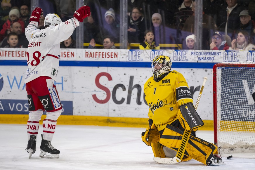 Yannick-Lennart Albrecht (SCRJ), links, jubelt vor Torhueter Benjamin Conz (HCA), rechts, nach dem Tor zum 3:5 im Qualifikationsspiel der Eishockey National League zwischen dem HC Ajoie und den SC Rap ...