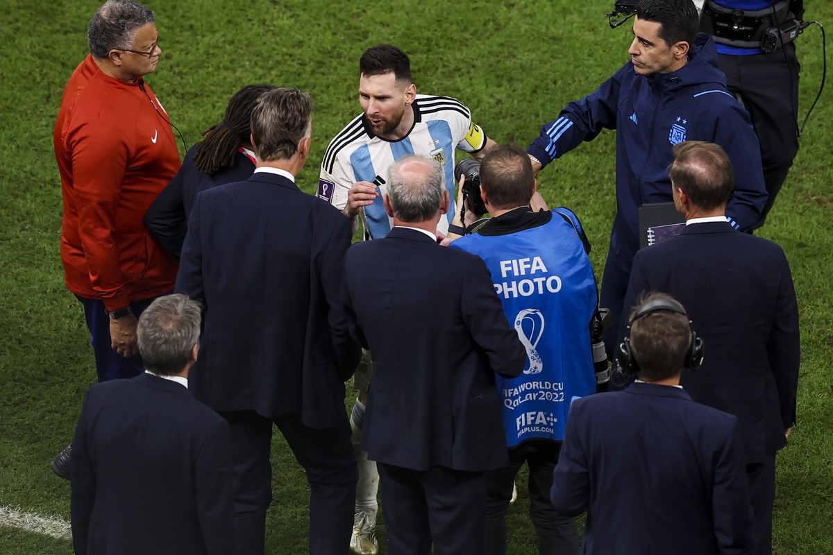 Louis van Gaal, sélectionneur des Pays-Bas, aux prises avec Lionel Messi à la Coupe du monde 2022.