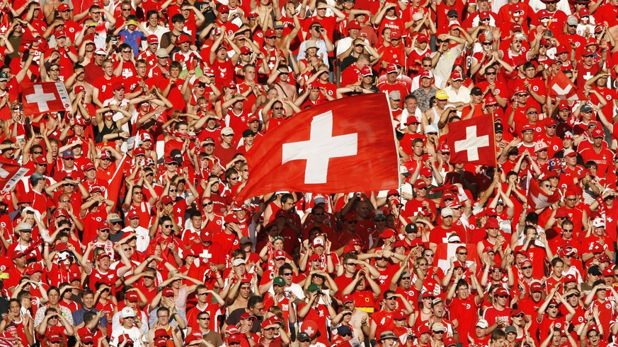 ARCHIV - ZU DEN RUECKBLICKEN AUF DIE WM 1998, 2002 UND 2006 STELLEN WIR IHNEN FOLGENDES BILDMATERIAL ZUR VERFUEGUNG - Swiss supporters during the group G match of the 2006 FIFA World Cup between Franc ...