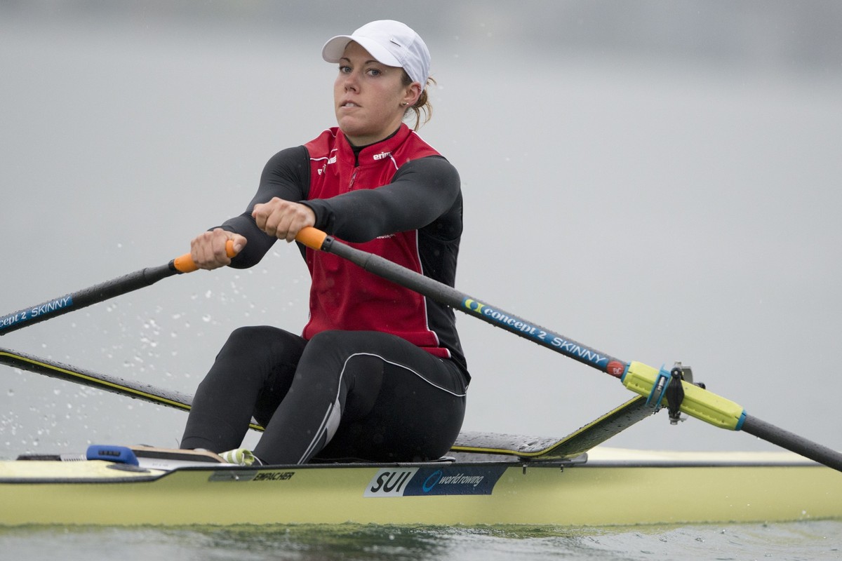 Die Schweizer Skiff-Ruderin Jeannine Gmelin waehrend eines Trainings am Mittwoch 6. April 2016 auf dem Sarnersee bei Sarnen. (KEYSTONE/Urs Flueeler)