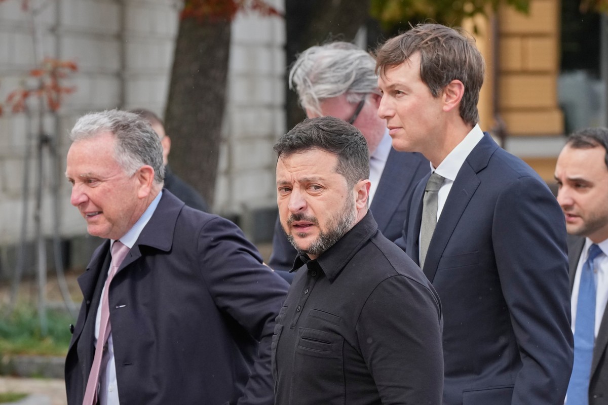Ukraine's President Volodymyr Zelenskyy, center, and U.S. President Donald Trump's envoys Jared Kushner, right, and Steve Witkoff, left, walk prior to their talks in Kyiv, Ukraine, Sunday, S ...