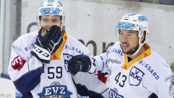 Zugs, Dario Simion, links, Torschuetze zum 0:1, und Jan Kovar, rechts, jubeln, waehrend dem Meisterschaftsspiel der National League, zwischen den SCL Tigers und dem EV Zug, am Freitag 20. September 20 ...