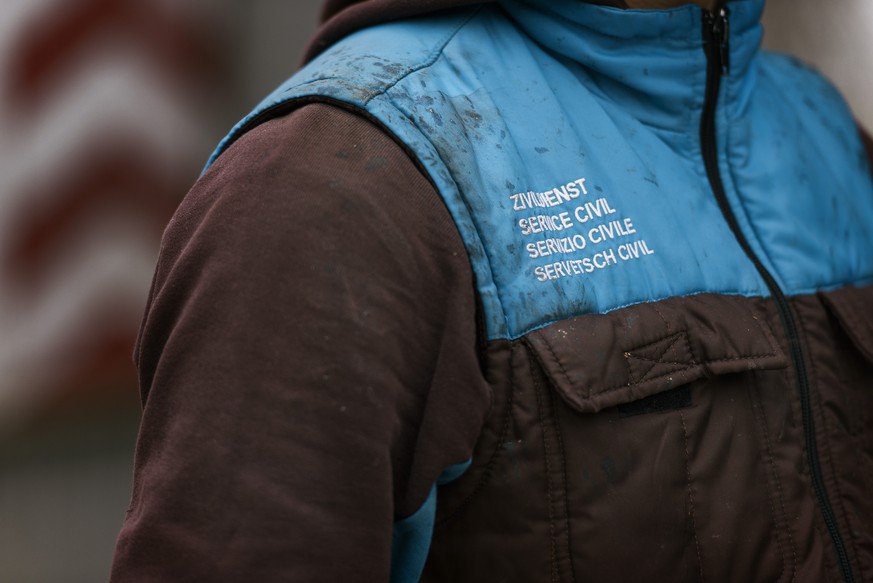 ZUM ZIVILDIENST TAETIGKEITSBEREICH UMWELT- UND NATURSCHUTZ STELLEN WIR IHNEN HEUTE, DIENSTAG, 24. JANUAR 2017, FOLGENDES BILDMATERIAL ZUR VERFUEGUNG --- The uniform of an alternative civilian servic ...