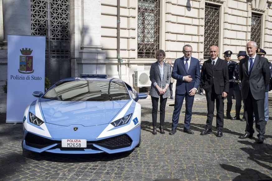 epa05878791 Italian Interior Minister Marco Minniti (2-R), Italian Police chief Franco Gabrielli (R) and Chairman and Ceo of Lamborghini Stefano Domenicali (3-R) during the new Lamborghini Huracan pre ...