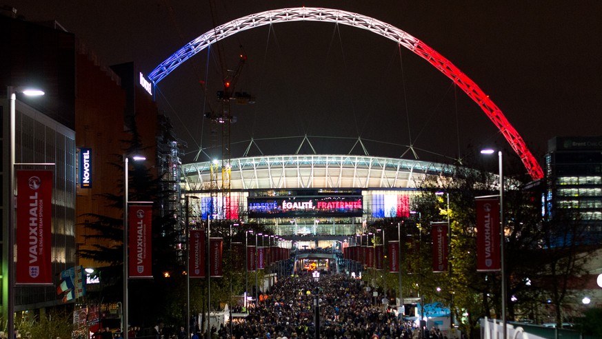 Fans auf dem Weg ins Wembley.