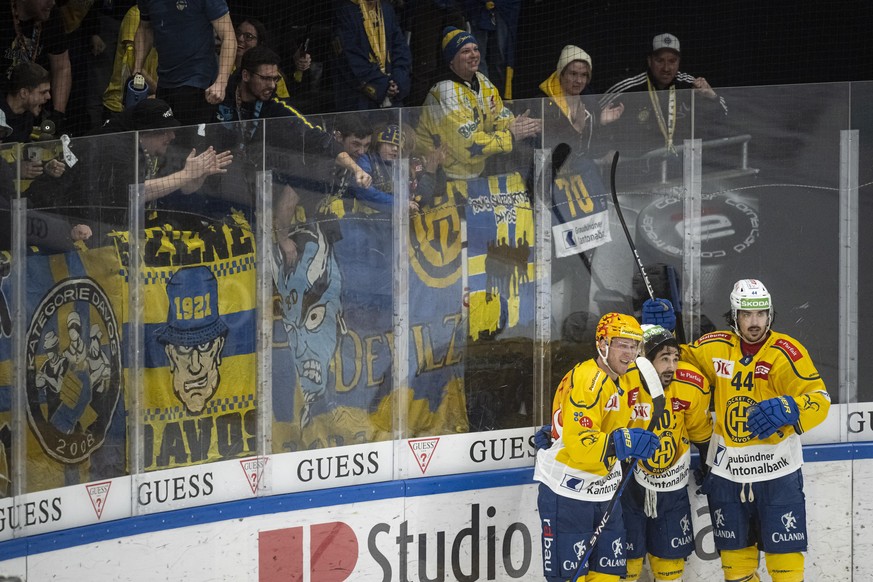 Davos players Postfinance Topscorer Enzo Corvi, Andres Ambuehl and Matej Stransky, from left, celebrate the 0-2 goal, during the preliminary round game of the National League 2022/23 between HC Lugano ...