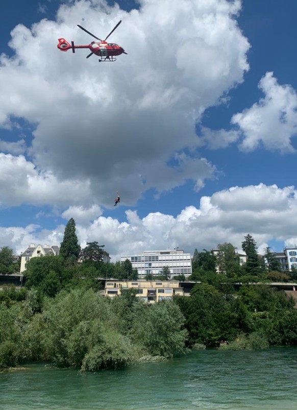 Der Mann wurde durch einen Helikopter an der Seilwinde aus der Limmat gerettet.