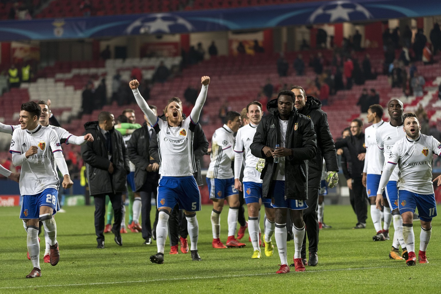 epa06370058 Basel&#039;s players cheer after winning the UEFA Champions League Group stage Group A matchday 6 soccer match between Portugal&#039;s SL Benfica and Switzerland&#039;s FC Basel 1893 in Be ...