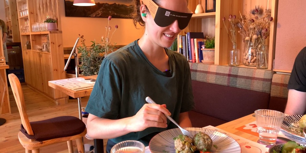 Vom 17. Juni bis 1. Juli findet in diversen Schweizer Restaurants die Aktion «Zu Tisch!» statt. Menschen essen mit schwarzer Brille und Ohrstöpseln, um eine Hörsehbehinderung zu simulieren. Wie isst e ...