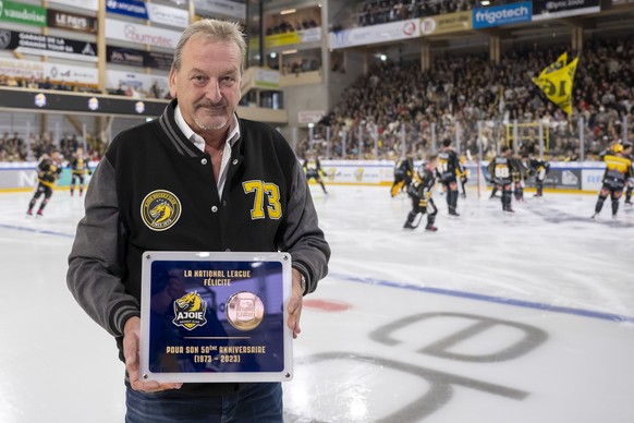 Patrick Hauert, Praesident des HC ajoie, posiert mit einer Ehrenplakette fuer das fuenfzigjaehrige Bestehen des Clubs vor dem Eishockey-Qualifikationsspiel der National League zwischen dem HC Ajoie un ...
