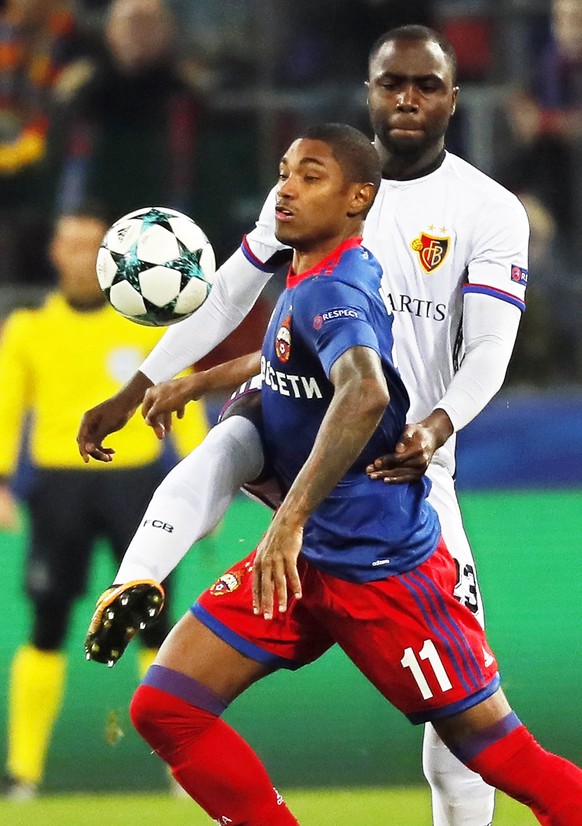 epa06274175 Vitinho (front) of CSKA Moscow in action against Eder Balanta (R) of Basel during the UEFA Champions League group A soccer match between CSKA Moscow and FC Basel in Moscow, Russia, 18 Octo ...