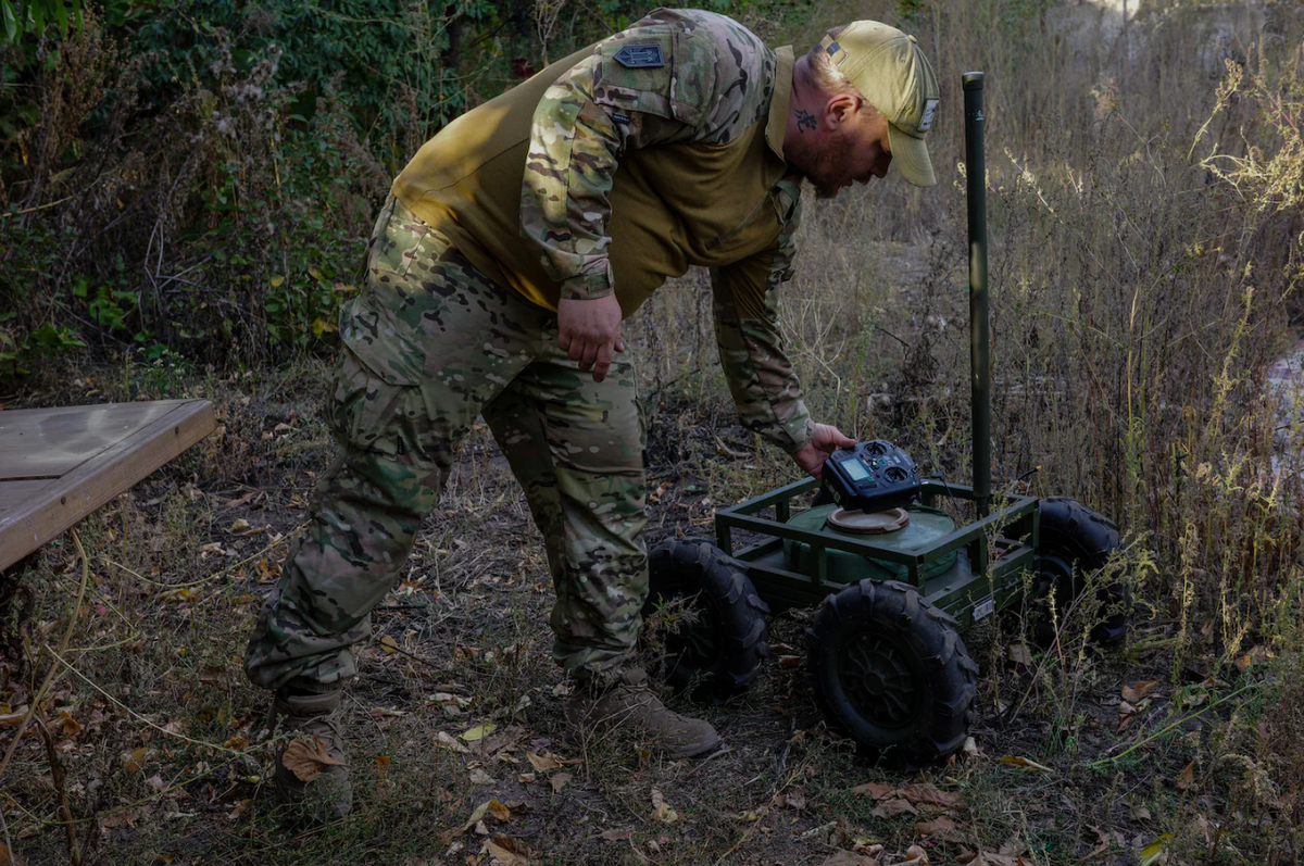 Ukrainischer Soldat mit Deckname «Vladyka» mit einer Bodendrohne.