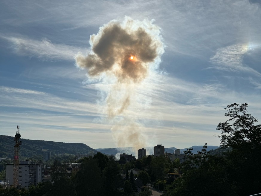 Eine Explosion in der Nähe von Baden hat eine Rauchwolke aufsteigen lassen.