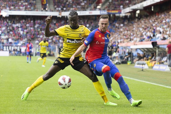 YBs Cheikh Niasse, links, und Basels Liam Millar in Aktion, im Super League Spiel zwischen dem FC Basel und dem BSC Young Boys Bern, am Sonntag, 7. August 2022 im Stadion St. Jakob-Park in Basel. (KEY ...