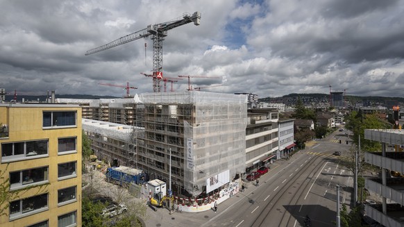Viele Baukraene von verschiedenen Baustellen ueberragen den Himmel ueber Zuerich Albsirieden, fotografiert am Donnerstag, 24. April 2025. (KEYSTONE/Gaetan Bally)