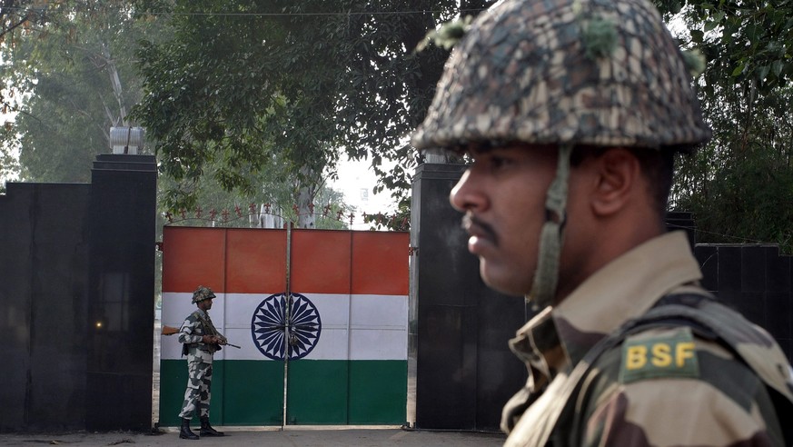 epa05065045 Members of the Indian Border Security Force (BSF) stand guard near the fence at the India-Pakistan International Border at Suchetgarh, about 25 Km from Jammu, the winter capital of Kashmir ...