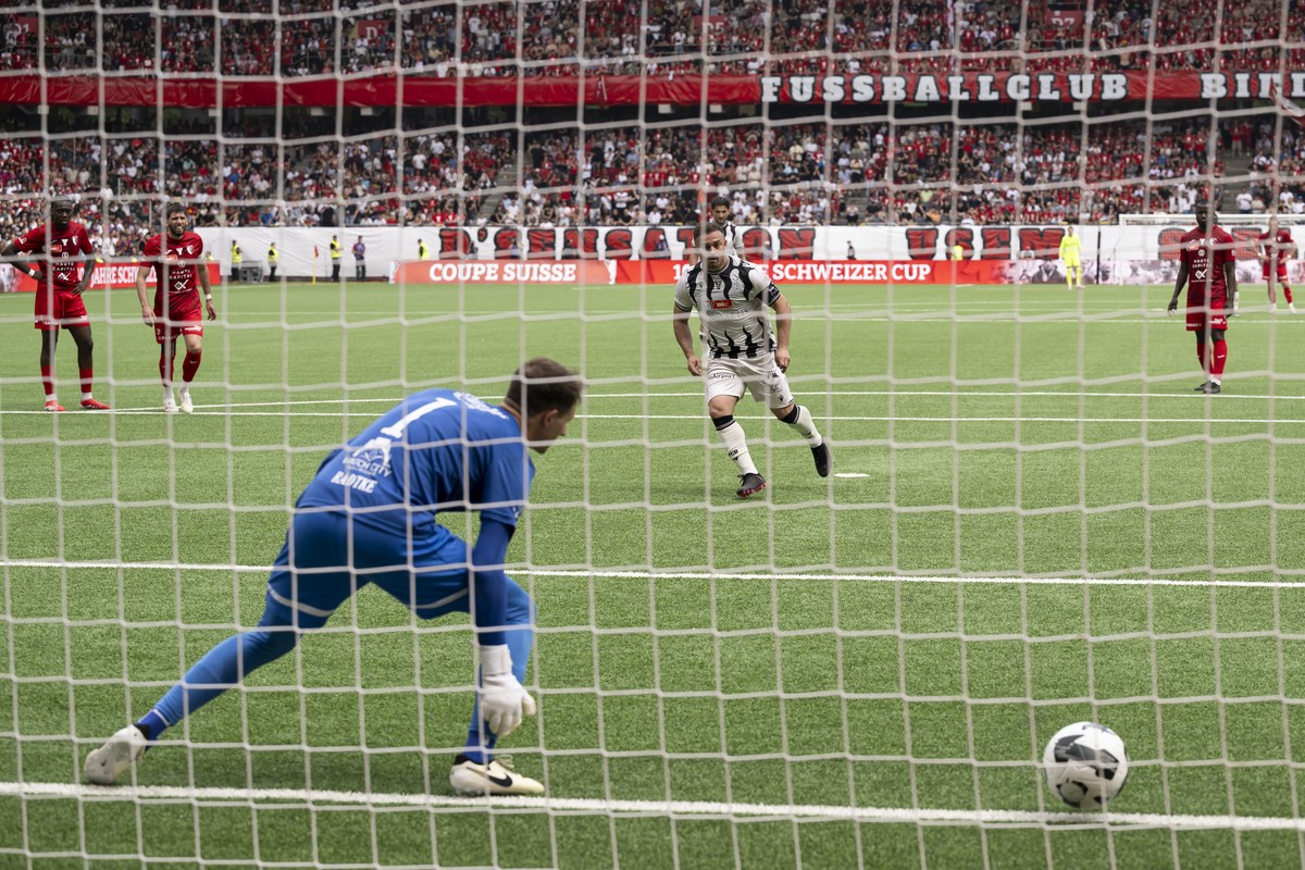 Xherdan Shaqiri (FCB) verwandelt einen Elfmeter (2-1) gegen Torhueter Raphael Radtke (FC Biel), beim 100. Schweizer Fussball Cup Final zwischen dem FC Biel-Bienne und FC Basel, am Sonntag, 1. Juni 202 ...