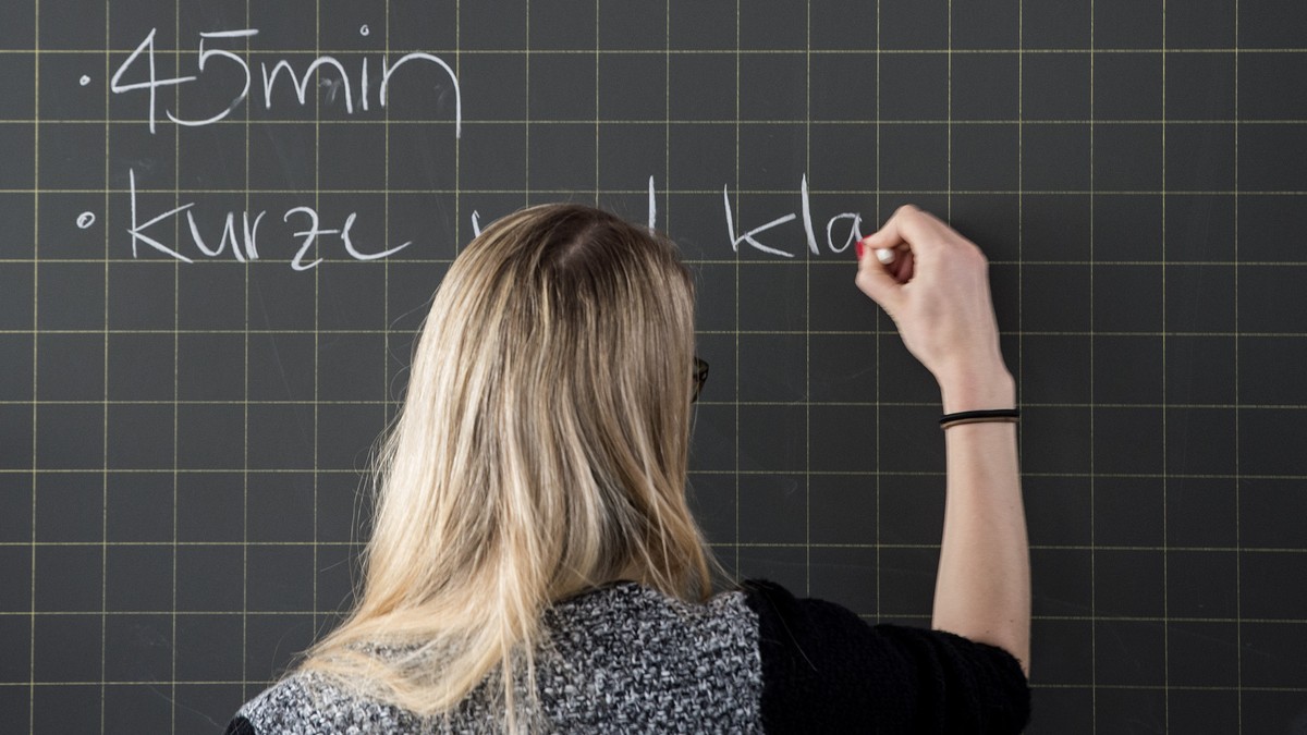 ZUM BUNESGERICHTSENTSCHEID, DASS DER PRIMARLEHRERBERUF EIN FRAUENBERUF SEI, STELLEN WIR IHNEN AM DIENSTAG, 1. DEZEMBER 2015, FOLGENDES ARCHIVBILD ZUR VERFUEGUNG - Svenja Schneider, a trainee teacher,  ...