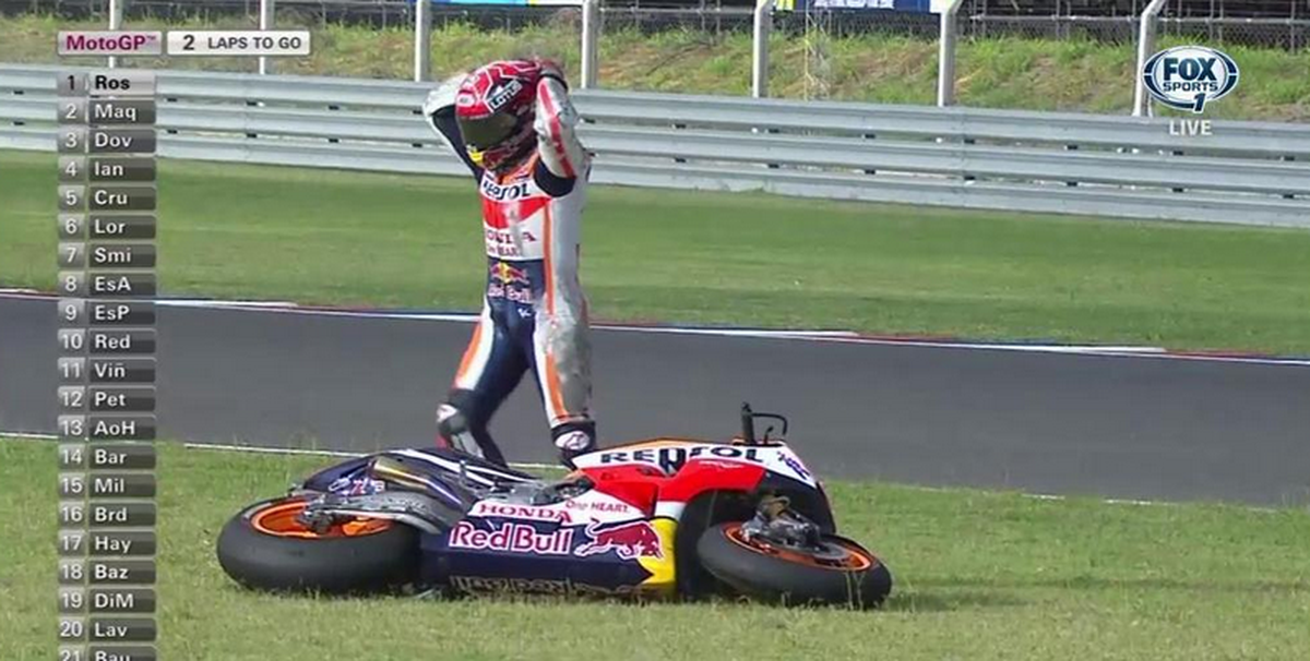 Marc Marquez greift sich nach seinem Sturz an den Kopf.