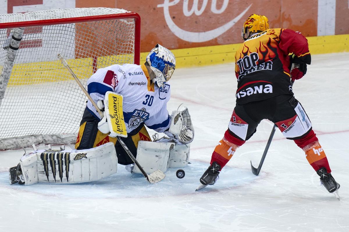 Berns PostFinance Top Scorer Dominik Kahun, rechts, im Duell mit Zug's goalkeeper Leonardo Genoni im Eishockey Spiel der National League zwischen dem SC Bern und dem EV Zug, am Samstag, 28. Oktob ...