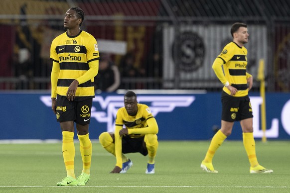 YB&#039;s Joel Monteiro, Silvere Ganvoula und Darian Males, von links, sind enttaeuscht im Fussball Meisterschaftsspiel der Super League zwischen den Berner Young Boys und Genf Servette FC, am Sonntag ...