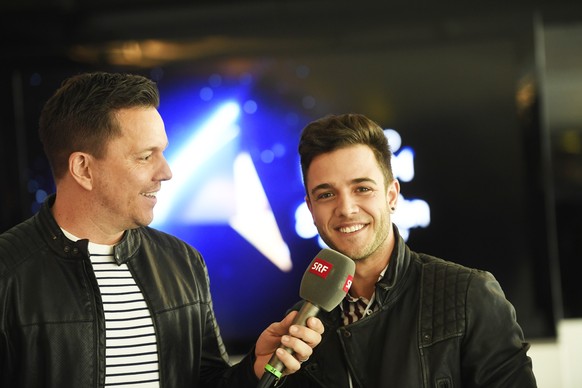 Luca Haenni, rechts, freut sich an der Bekanntgabe des Schweizer Beitrages zum &quot;Eurovision Song Contest 2019&quot; im Fernsehstudio in Zuerich, aufgenommen am Donnerstag, 7. Maerz 2019. (KEYSTONE ...