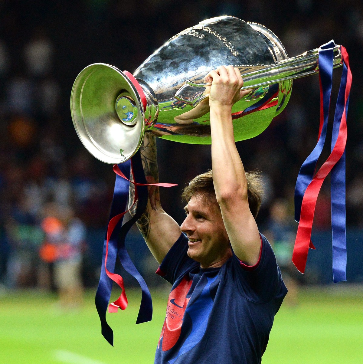 epa04787145 FC Barcelona's Lionel Messi celebrates with the trophy after the UEFA Champions League final between Juventus FC and FC Barcelona at the Olympic stadium in Berlin, Germany, 06 June 20 ...