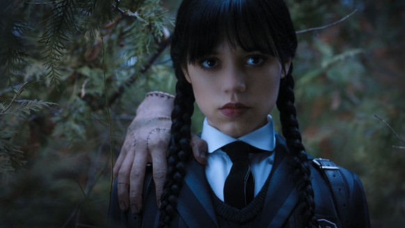 Wednesday (L to R) Thing, Jenna Ortega as Wednesday Addams in Episode 104 of Wednesday.  kr.  Courtesy of Netflix © 2022