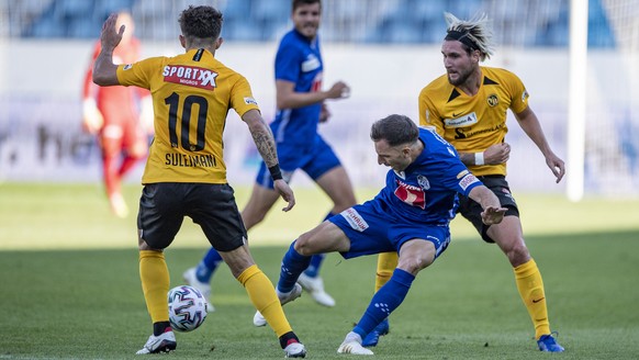 Otar kakabadze, mitte, von Luzern im Spiel gegen Jordan Lefort, rechts, von YB beim Fussball Schweizer Cup 1/4 Final zwischen dem FC Luzern und dem BSC Young Boys vom Donnerstag, 6. August 2020 in Luz ...