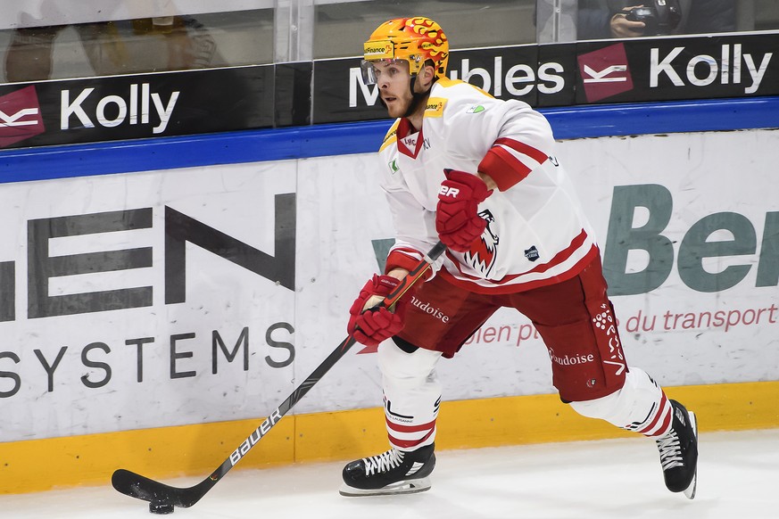 Lausannes Topscorer Christoph Bertschy, kaempft um den Puck, beim Eishockey Meisterschaftsspiel der National League A zwischen den HC Fribourg Gotteron und dem Lausanne HC, am Samstag, 26. Oktober 201 ...