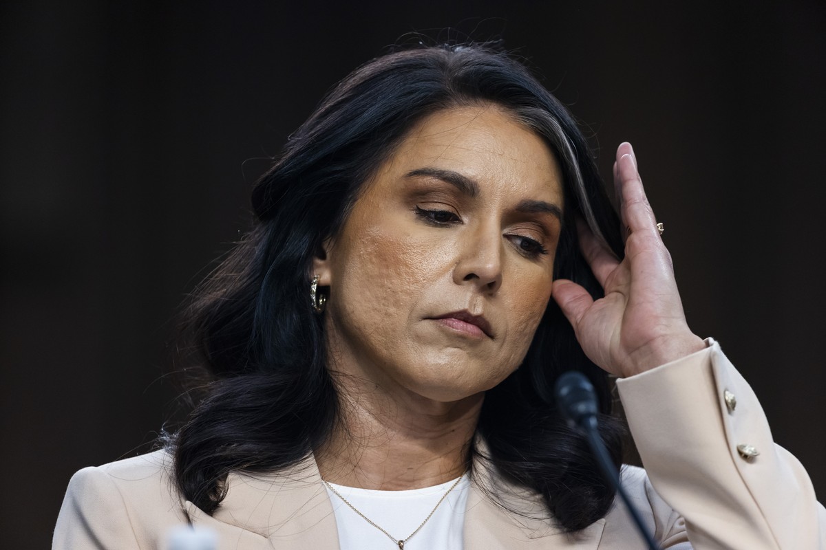 epa12985050 (FILE) - US Director of National Intelligence Tulsi Gabbard prepares to testify before a Senate (Select) Intelligence Committee hearing on 'worldwide threats' in the Dirksen Sena ...