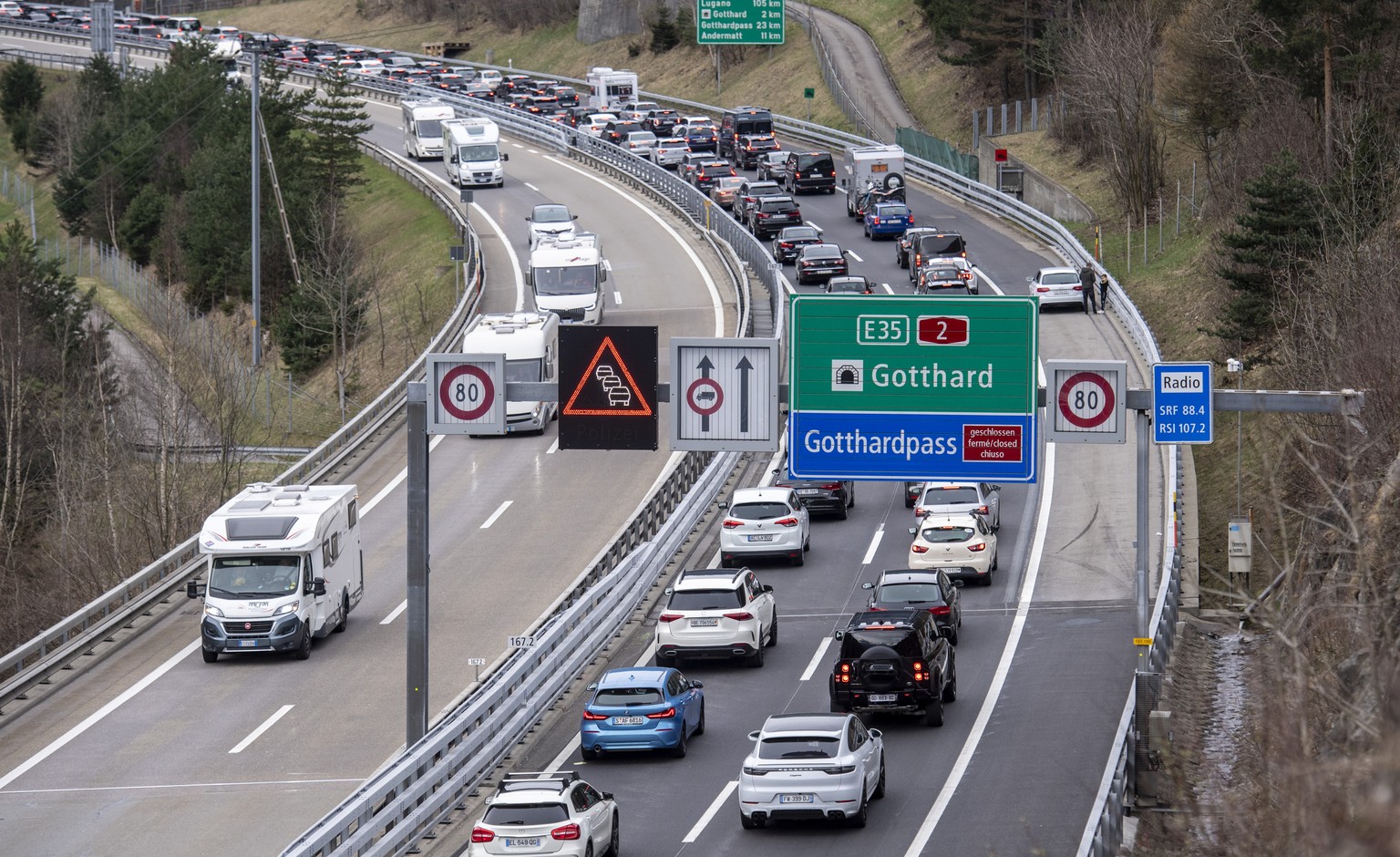 Der Reiseverkehr staut sich bei der Autobahneinfahrt Wassen in Richtung Sueden vor dem Gotthard- Tunnel zwischen Gueschenen und Amsteg auf mehrere Kilometer, am Freitag, 7. April 2023 in Wassen. Die K ...