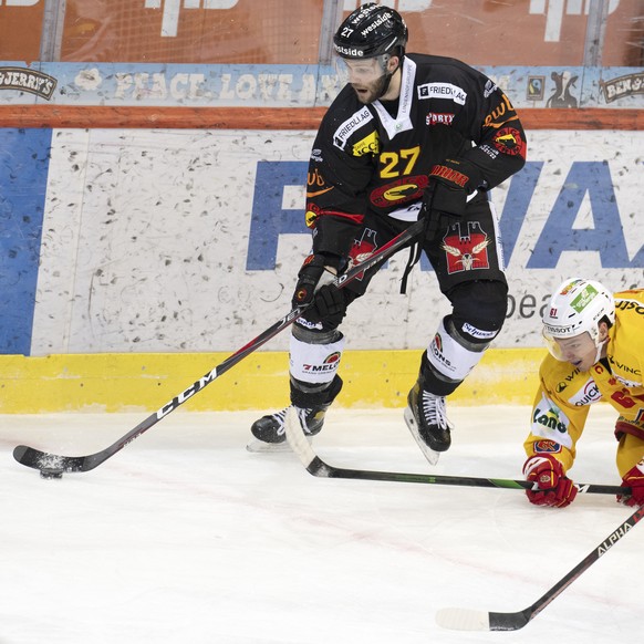 Berns Cody Goloubef, links und Timothy Kast, rechts, kaempfen um den Puck gegen Biels Michael Huegli, Mitte, rechts, im Qualifikationsspiel der National League zwischen dem SC Bern und dem EHC Biel, a ...