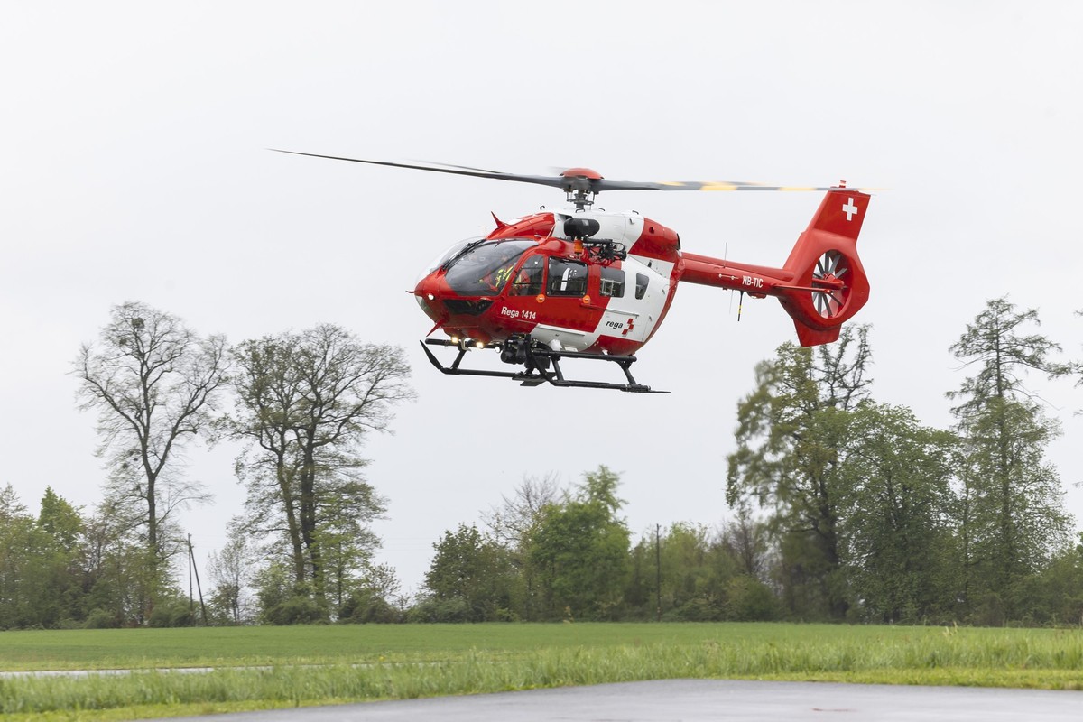 Un helicoptere Airbus H145 D3 photographie lors de la livraison du premier helicoptere de sauvetage de la nouvelle flotte Rega sur une base en Suisse ce jeudi, 17 avril 2025 a Lausanne. La Rega renouv ...