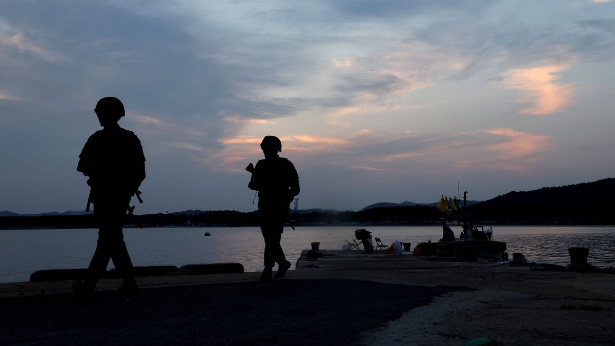 Patrol on border island Patrol on border island South Korean Marines patrol the western border island of Baengnyeong on Oct. 26, 2022. Yonhap/2022-10-26 19:57:51/ 1980-2022 YONHAPNEWS AGENCY. .