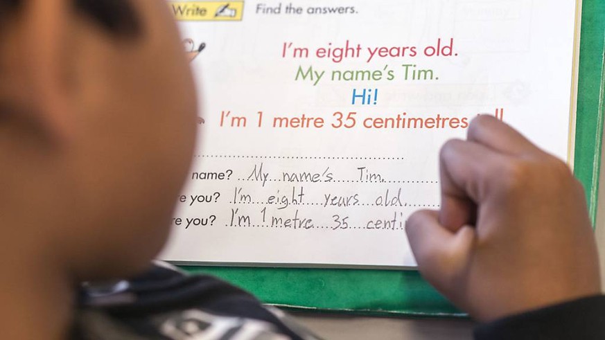 Eine Berner Forscherin liess 45 Schülerinnen und Schüler aus Thun und Gstaad englische Texte vorlesen und nahm sie dabei mit hochempflindlichen Mikrofonen auf.